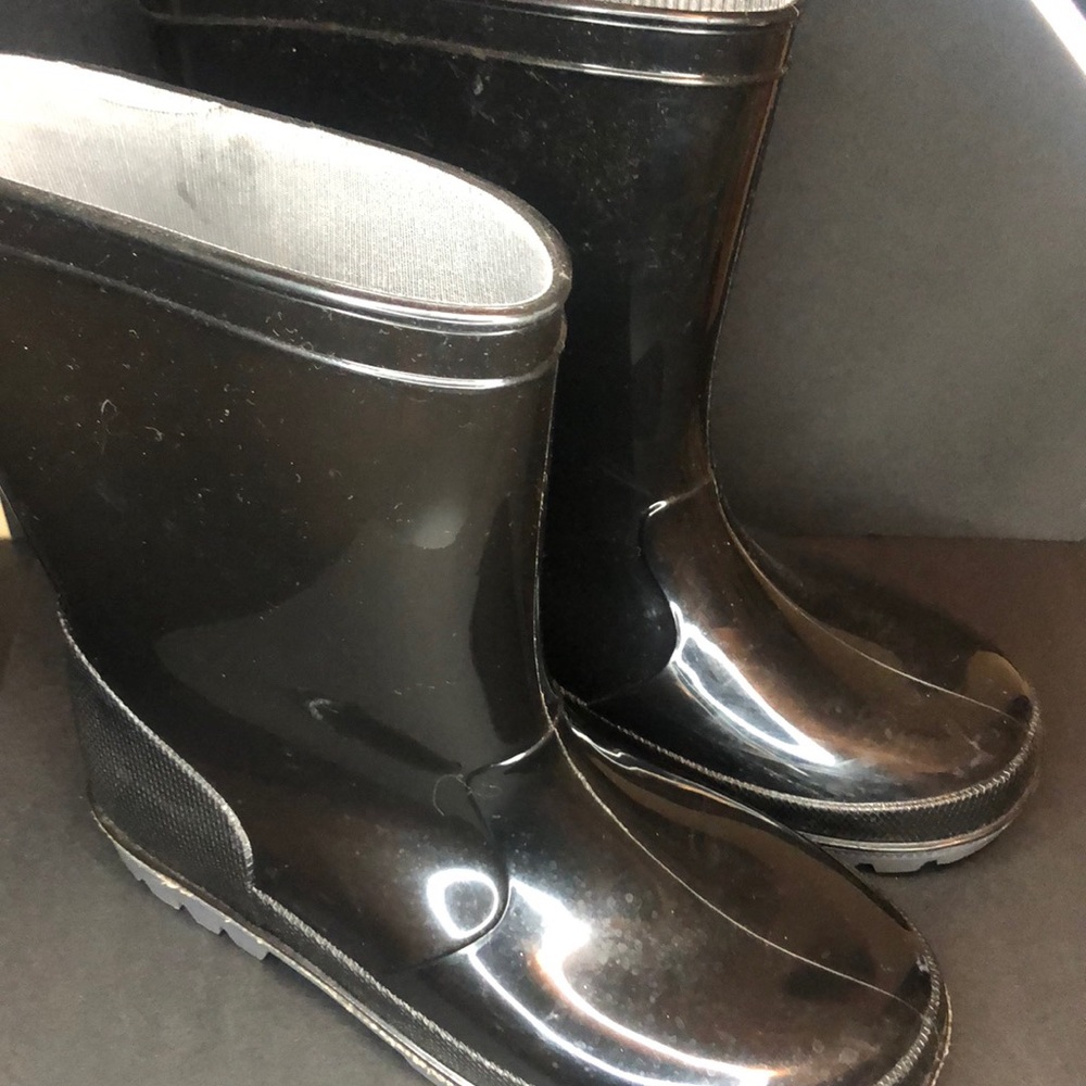 RAIN BOOTS